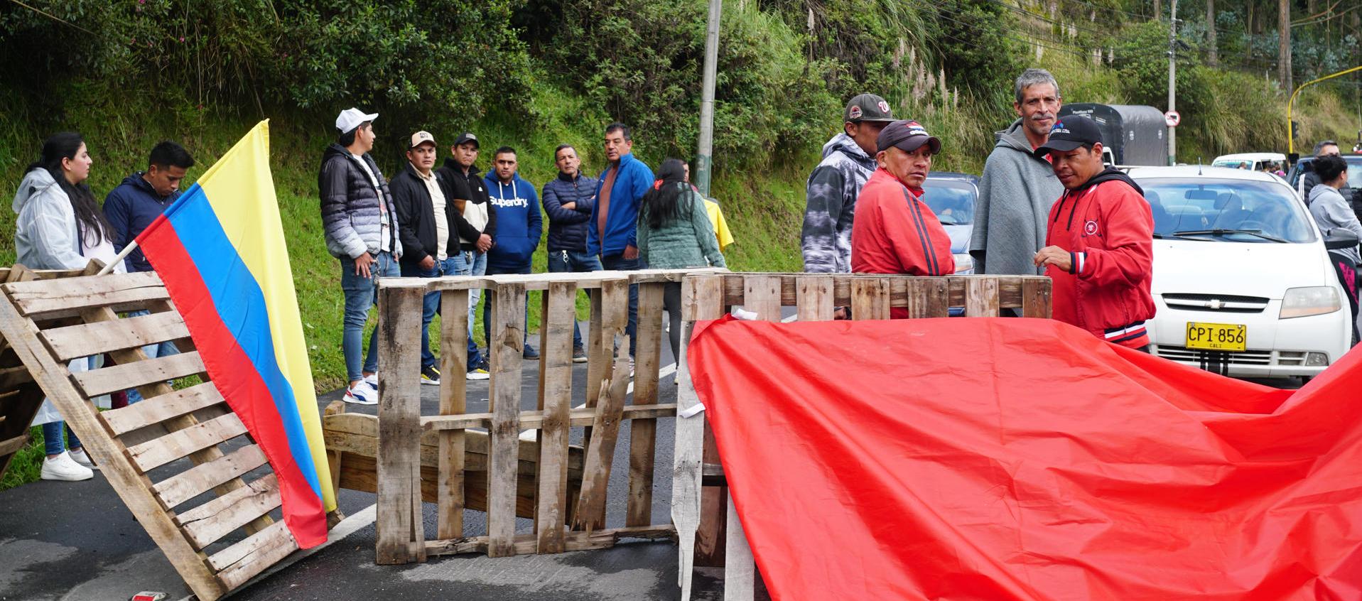 Gremios de comerciantes y transportistas bloqueando la carretera que cruza la frontera entre Colombia y Ecuador