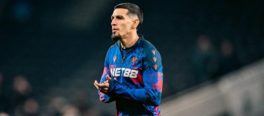 Daniel Muñoz en el calentamiento previo al juego.