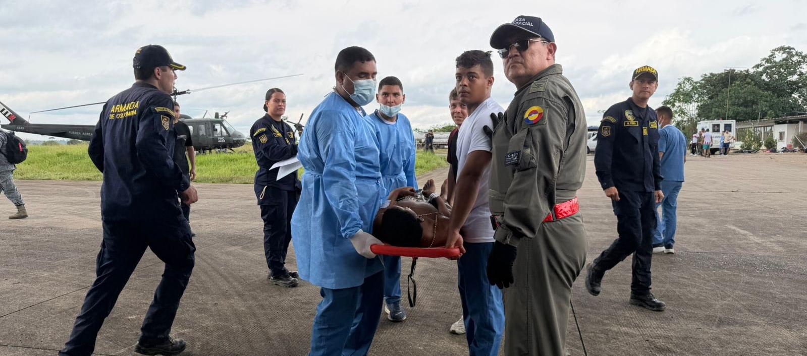 Autoridades trasladan a uno de los heridos.