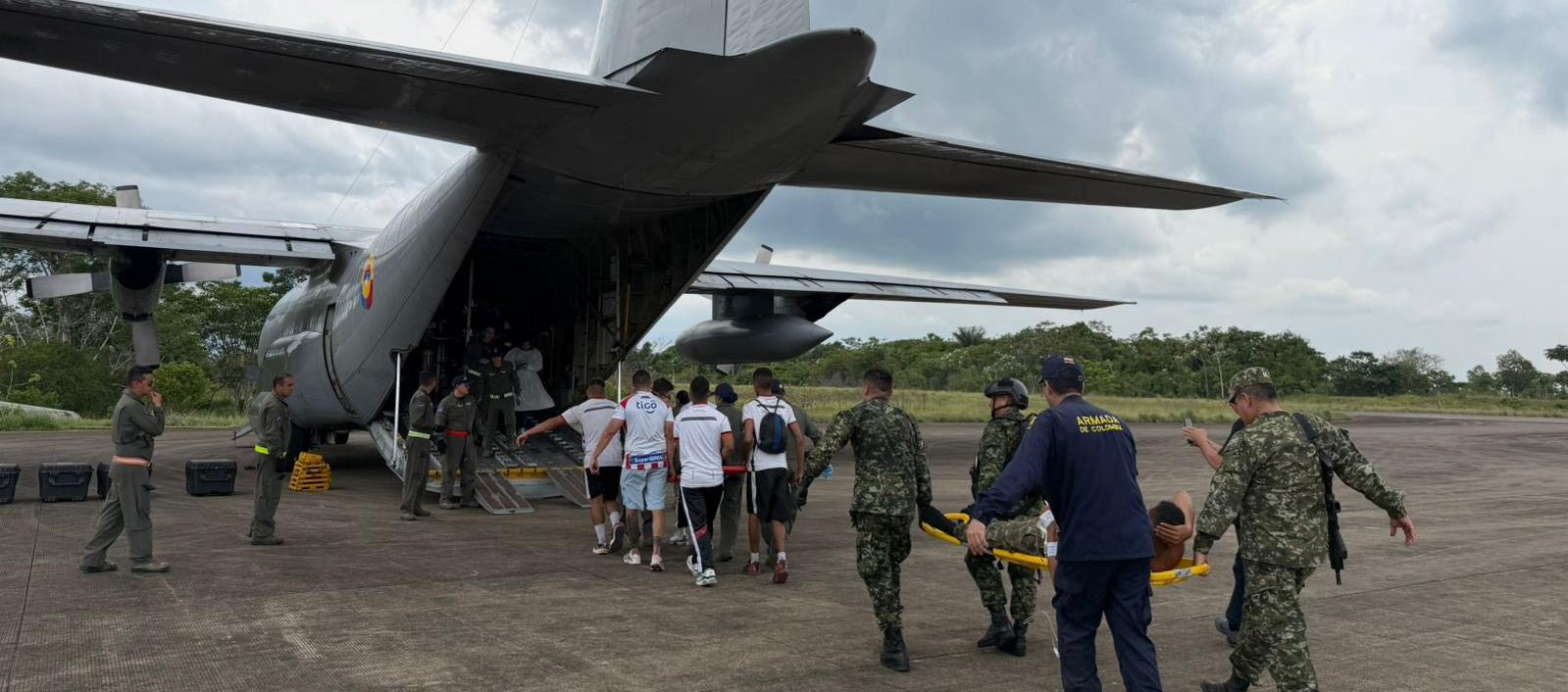 Autoridades trasladan a heridos por el accidente en Puerto Leguízamo, Putumayo.
