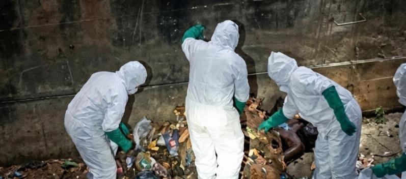 El CTI de la Fiscalía inspeccionando un cuerpo en el departamento del Atlántico. 