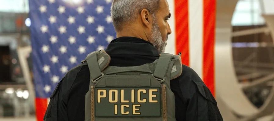 Un agente de ICE patrullando en el aeropuerto internacional John F. Kennedy, en Nueva York.