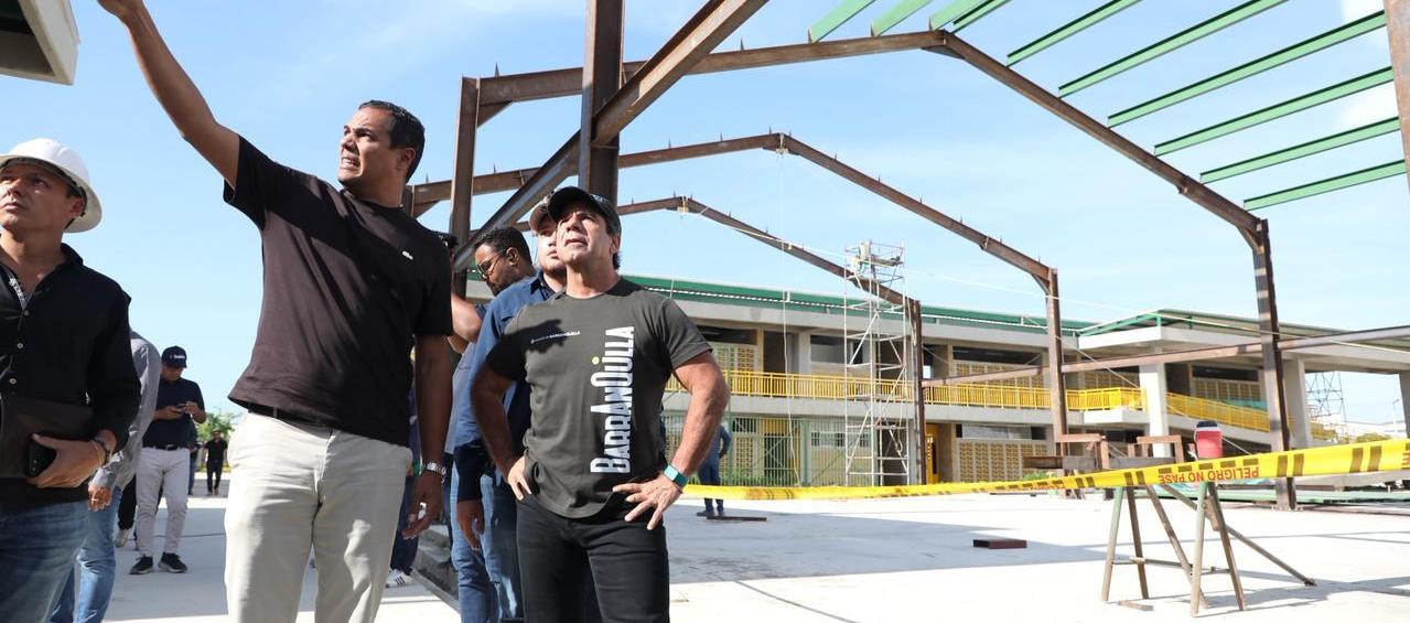 Alcalde Alejandro Char durante la inspección de la obra. 