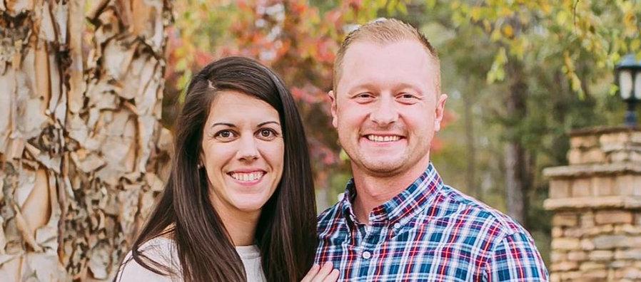 Jason Hughes junto a su esposa.