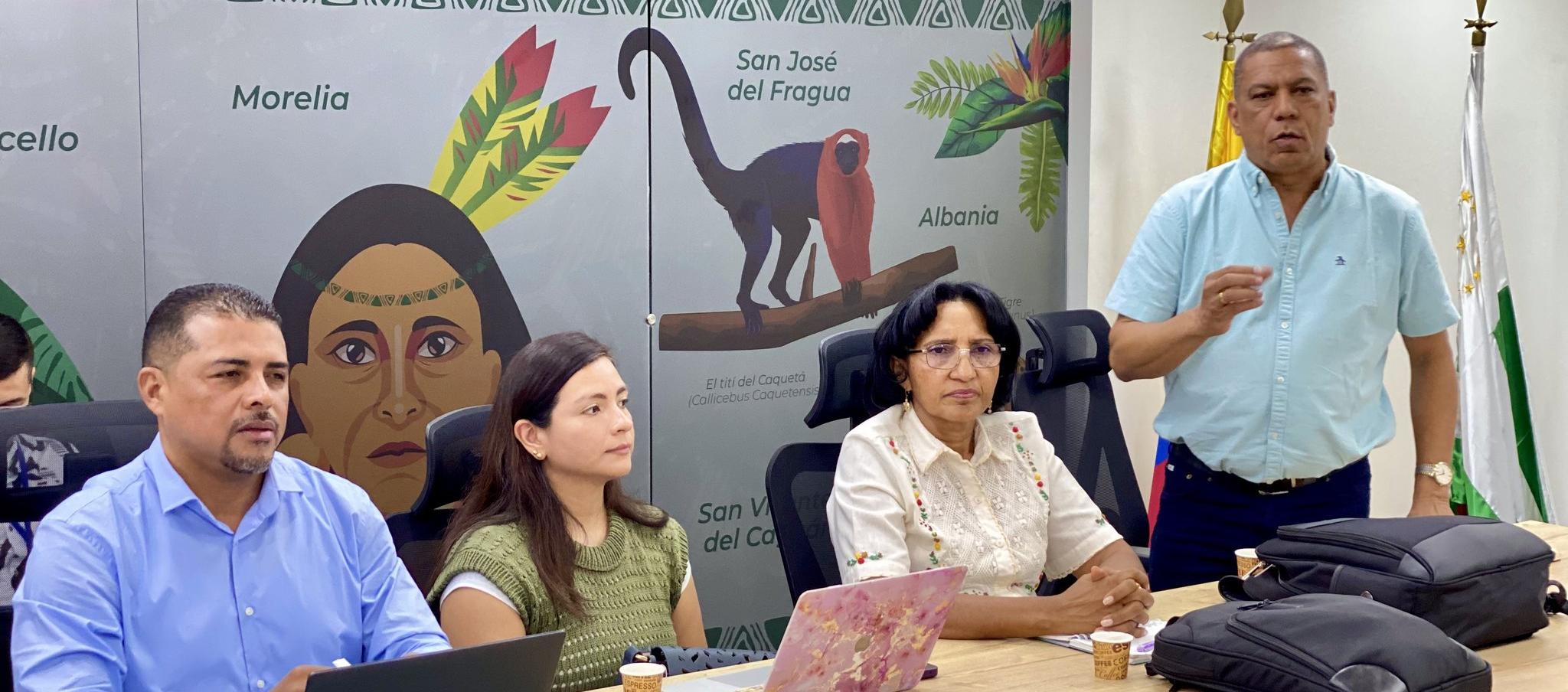 El agente interventor Lain Eduardo López Martínez (derecha).