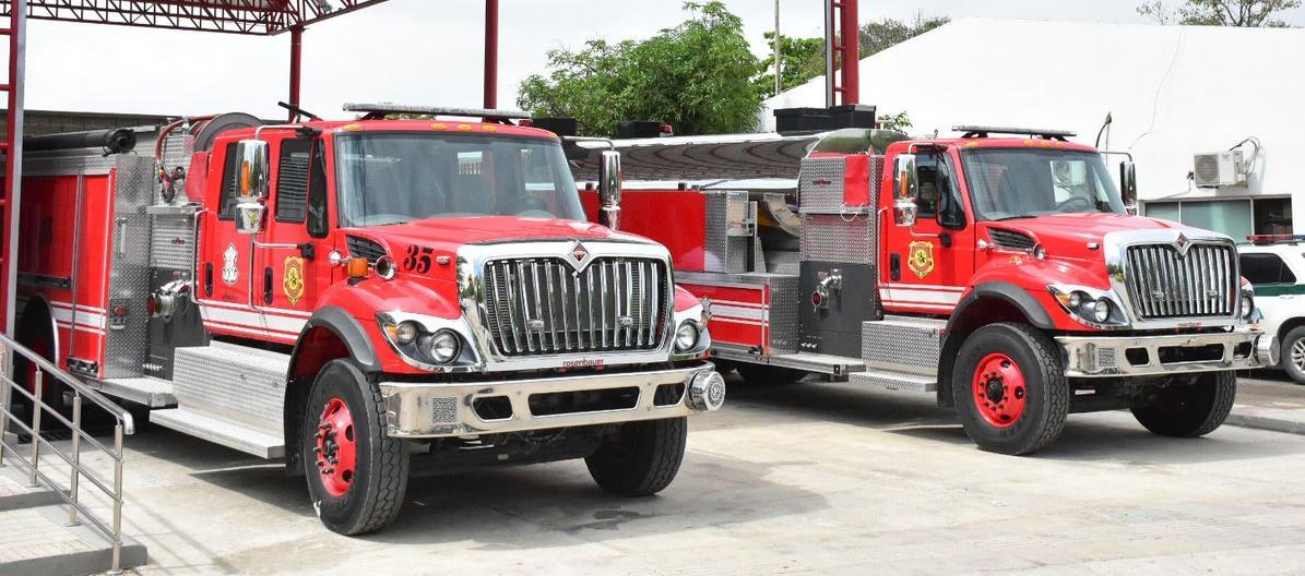 Dos máquinas del Cuerpo de Bomberos en la Estación Ciudadela. 