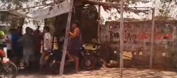 El mototaxista fue atacado a bala cuando esperaba carreras en este cambuche. 