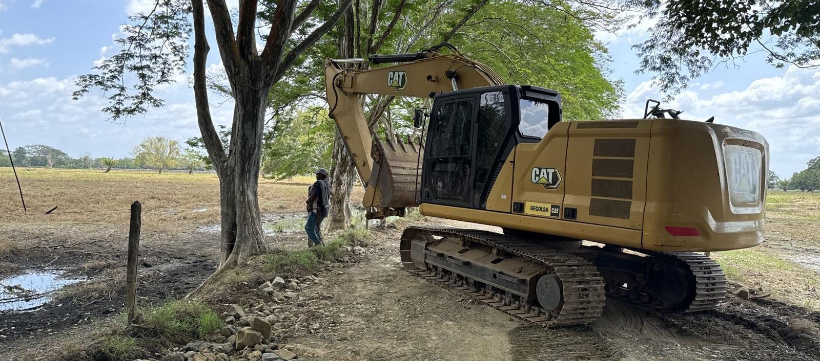Maquinaria amarilla en la zona donde el río empezó a inundar Montería. 