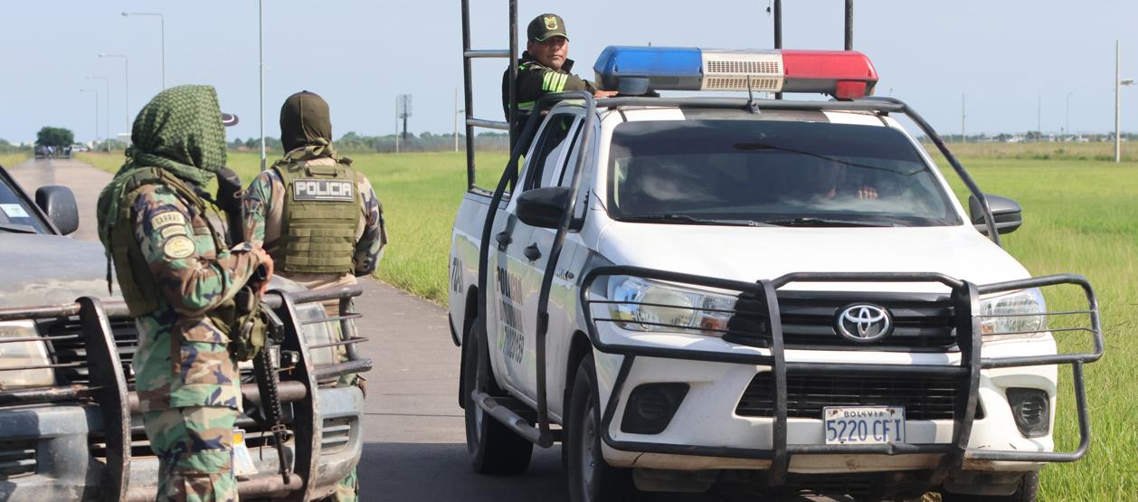 Policías bolivianos custodiando al narco uruguayo.