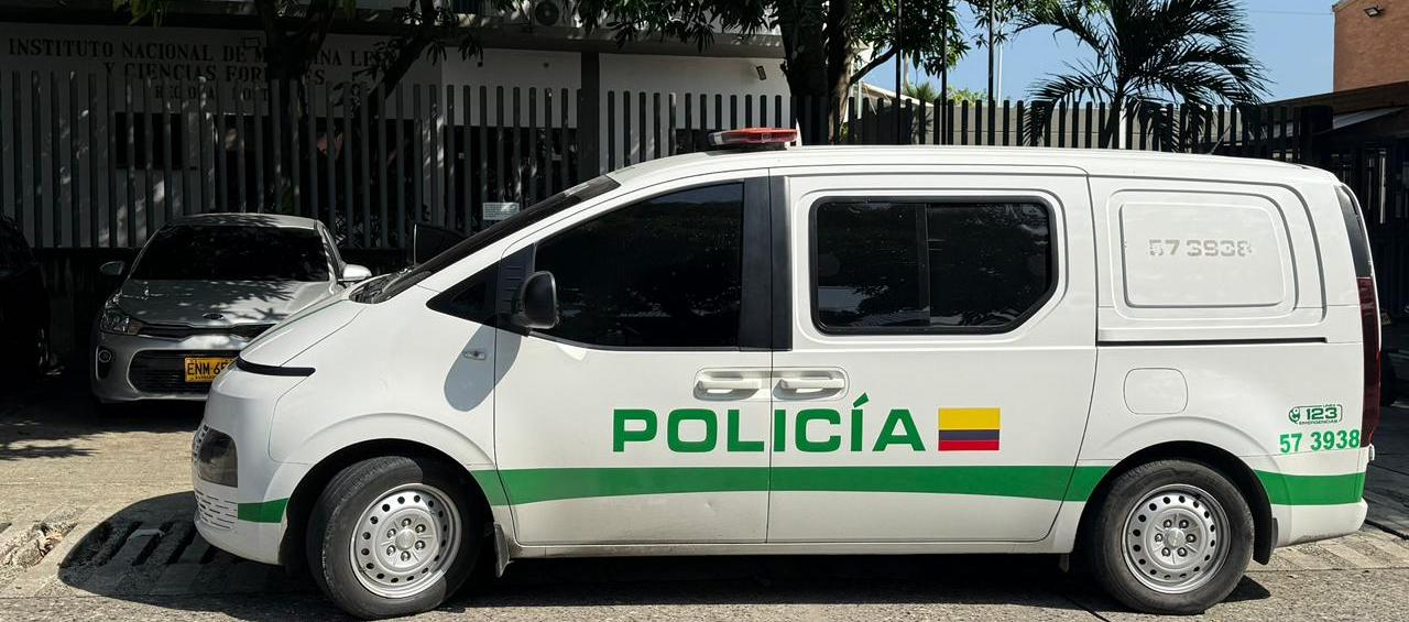 Patrulla de la Policía frente a la sede Medicina Legal. 