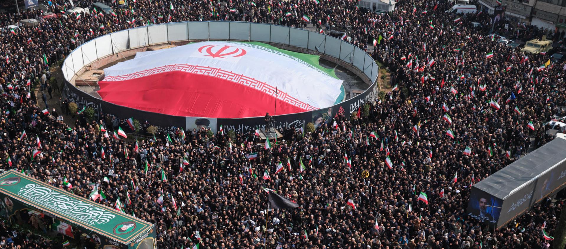 Miles de personas participan en los funerales en la plaza Engelab.