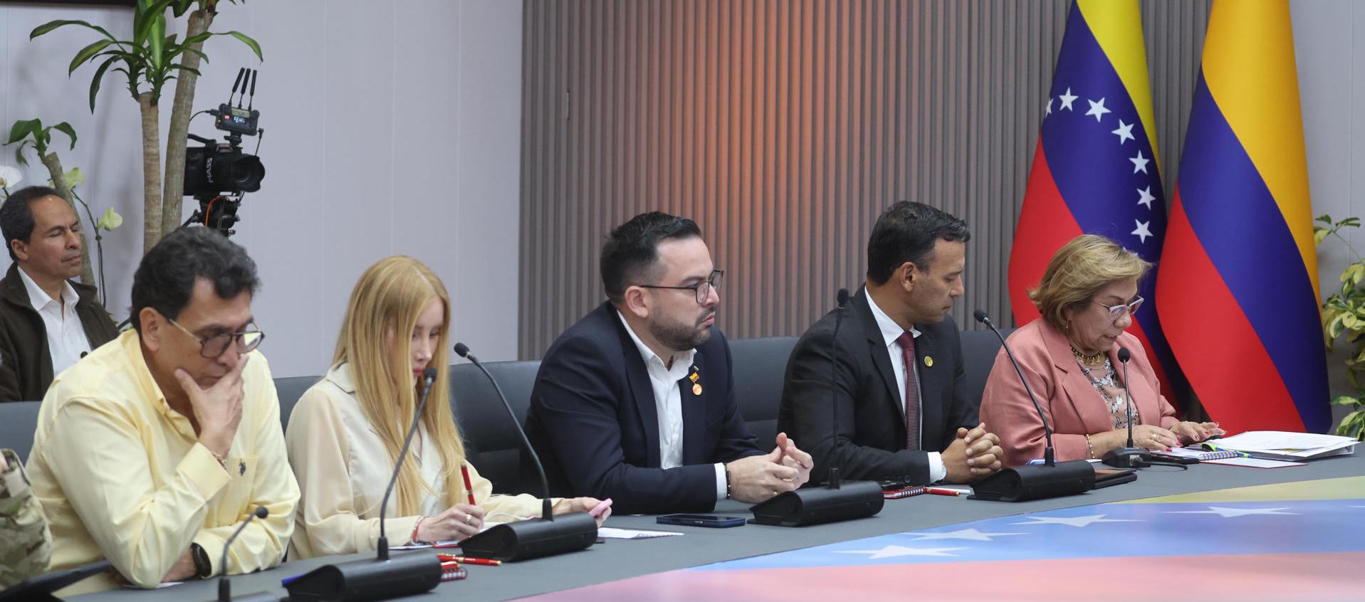 Los ministros colombianos en la reunión con la presidenta (e) de Venezuela Delcy Rodríguez. 