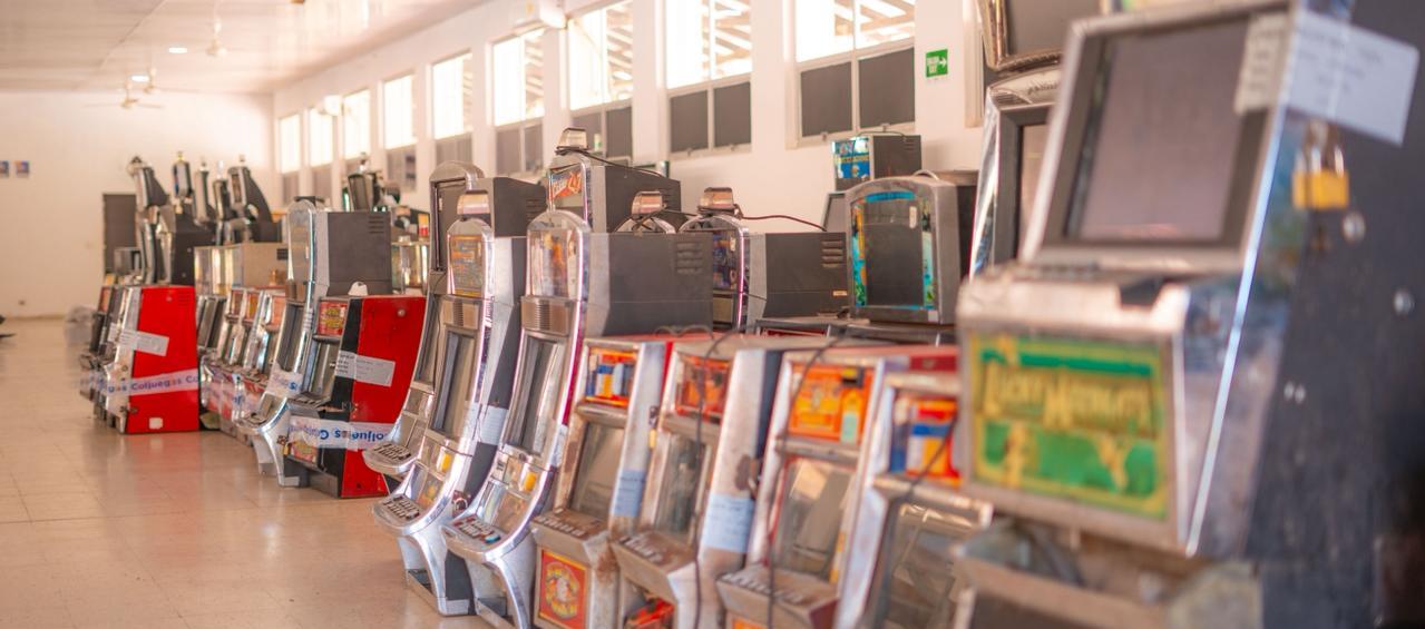 Máquinas tragamonedas incautadas. 