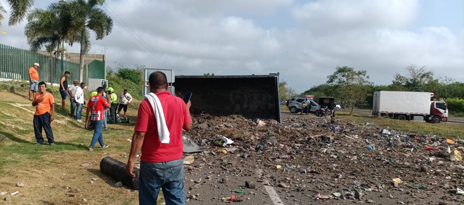 Volcamiento de volqueta variante Palmar-Sabanagrande.