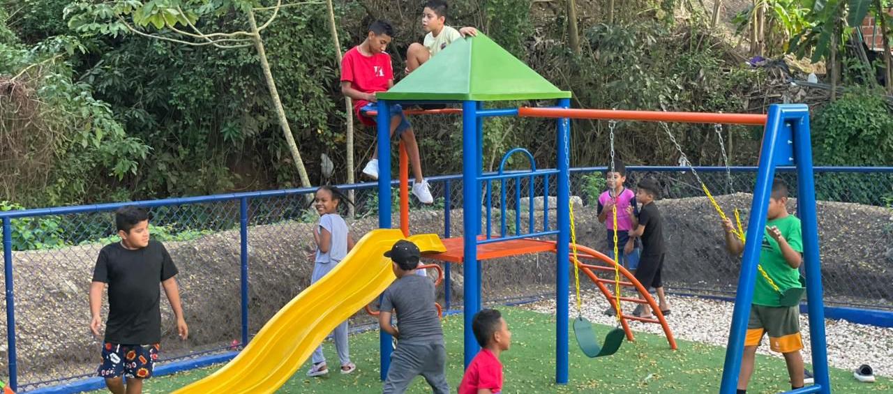 Los niños ya disfrutan del parque.