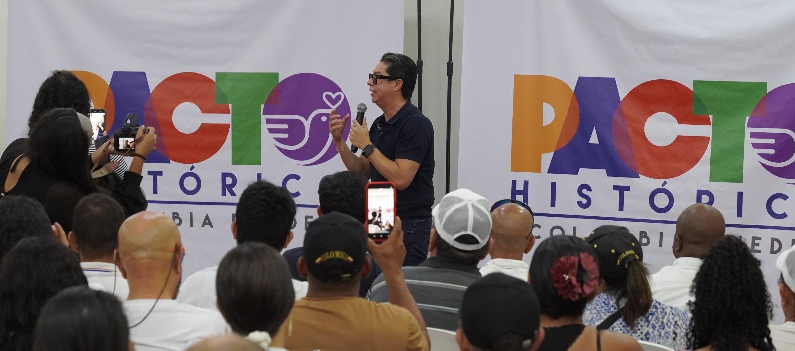 El reelegido senador Pedro Flórez celebrando con gente de su partido la victoria. 