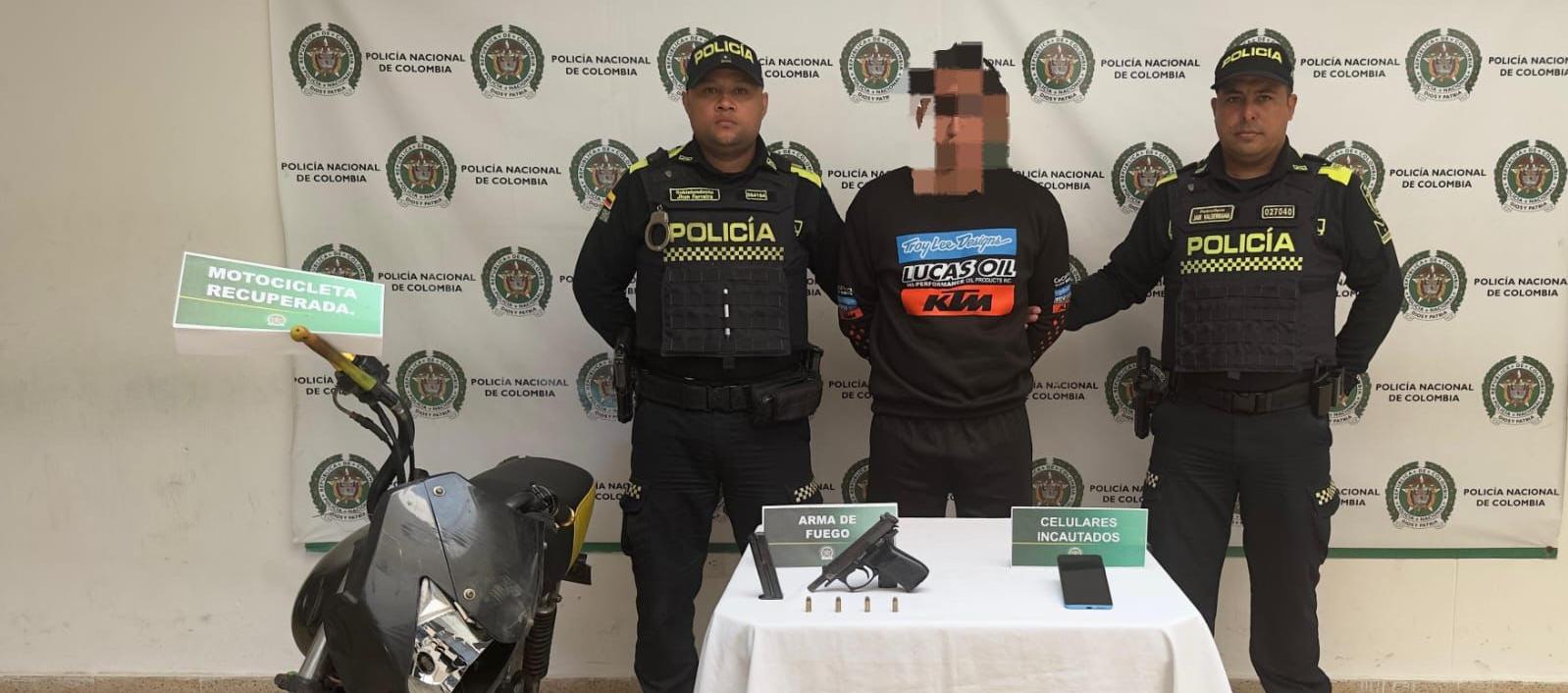 El capturado junto a las autoridades.