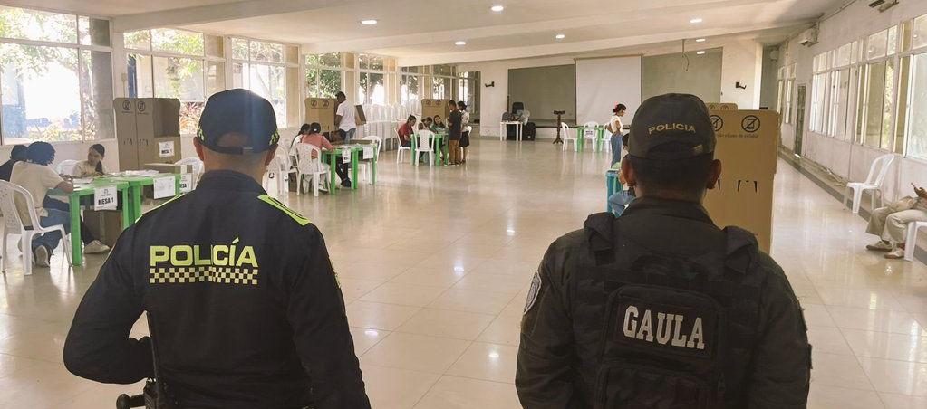 Policía custodiando un puesto de votación.