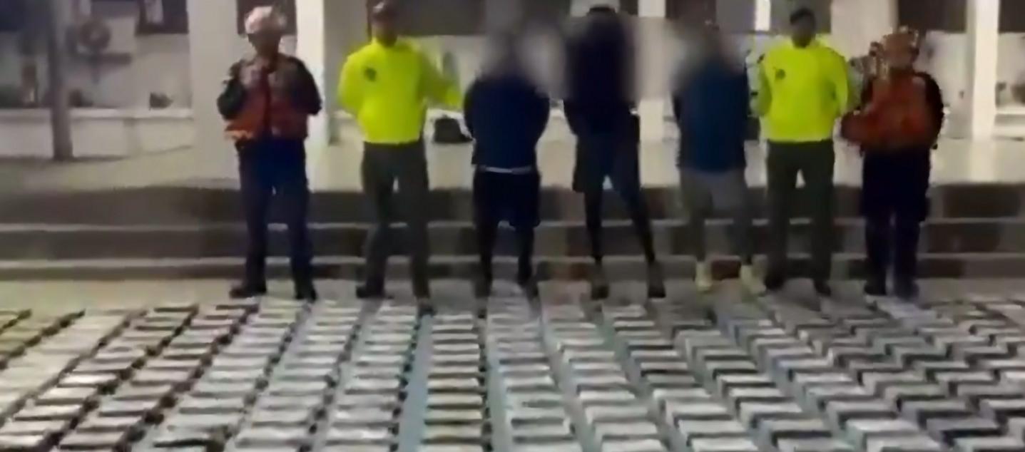 Las autoridades junto a parte de lo incautado y los tres capturados.