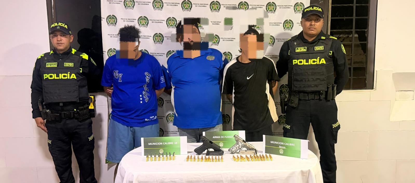 Autoridades junto a los capturados.