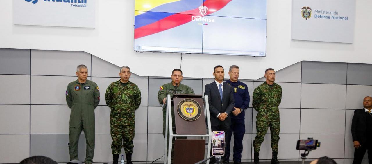 El ministro de Defensa, Pedro Sánchez, con los altos mandos militares y de Policía. 