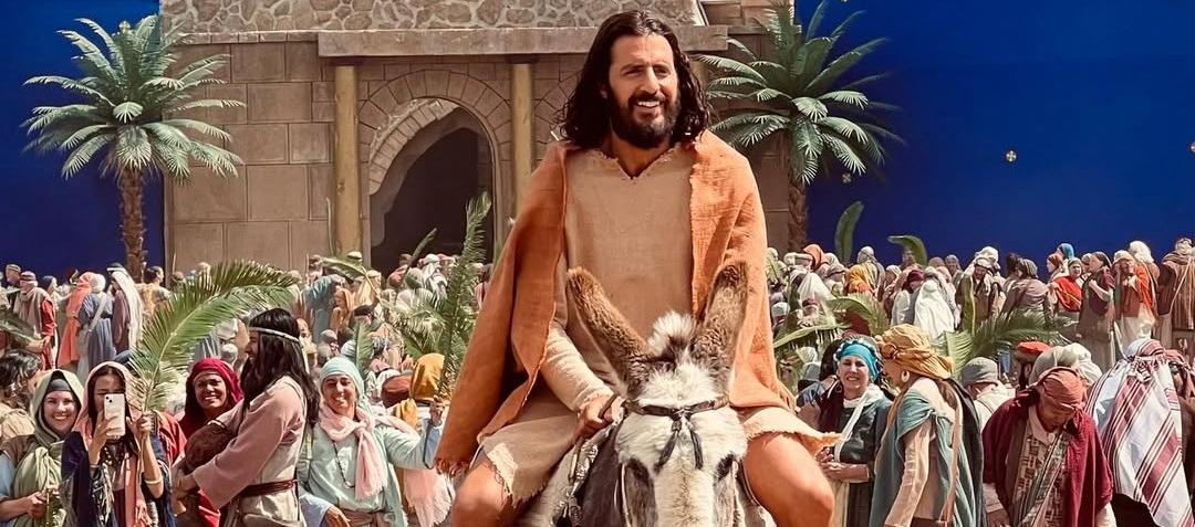 Jonathan Roumie, protagonista de la seria "Los elegidos". 