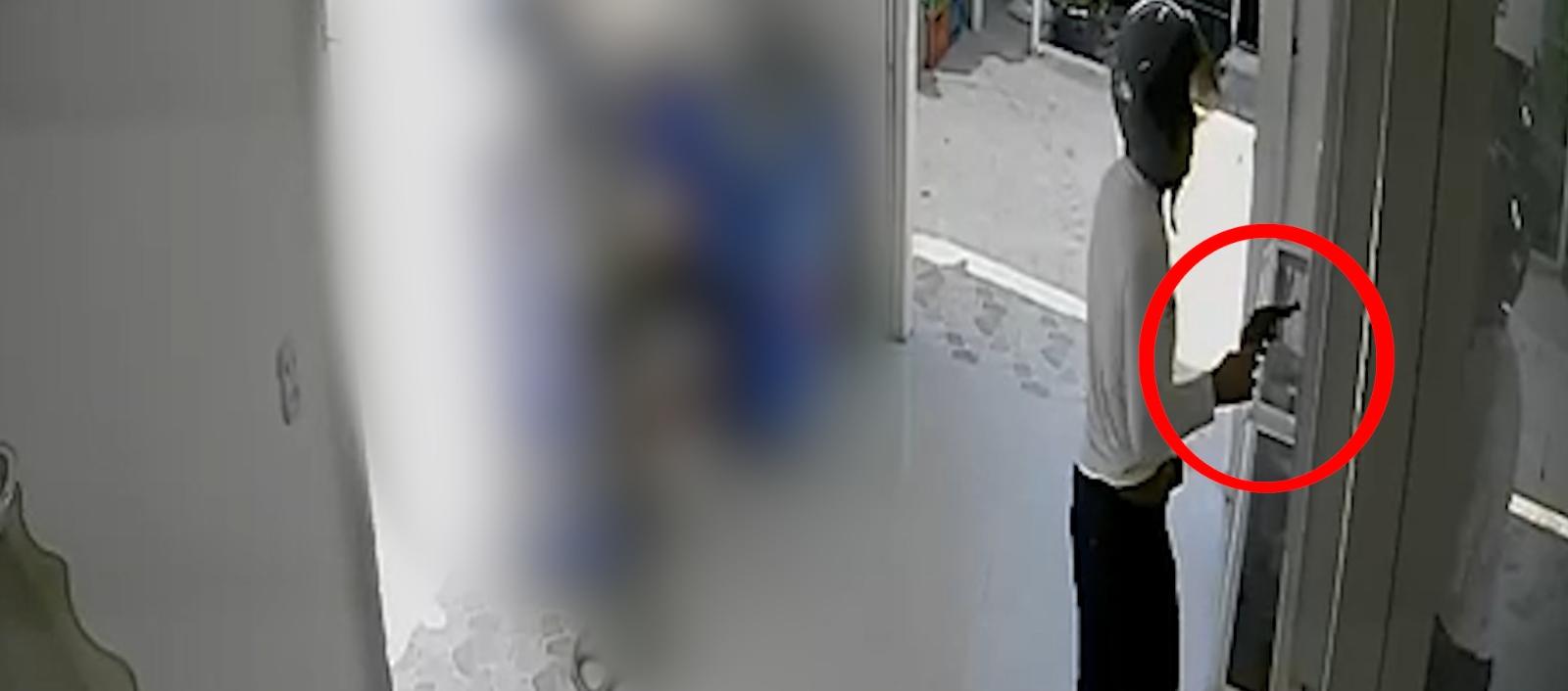 Momento en que el presunto extorsionista disparó contra la droguería. 