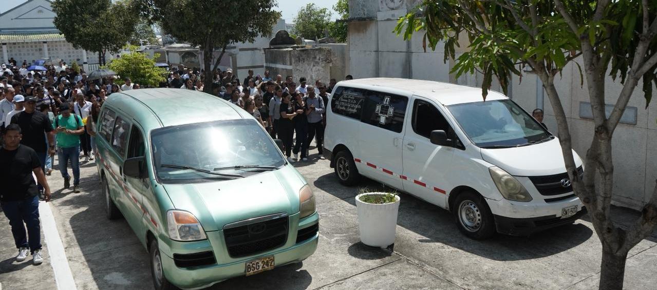 El sepelio de las dos hermanas se realizó este viernes en el cementerio Calancala. 