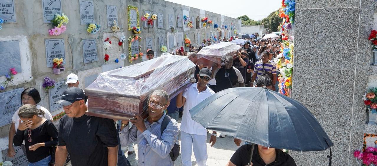 El sepelio de las dos adolescentes se cumplió este viernes en el cementerio Calancalan. 