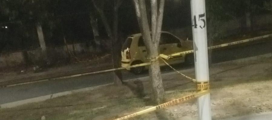 El taxi involucrado en el accidente con la moto en la que se movilizaba la pareja. 