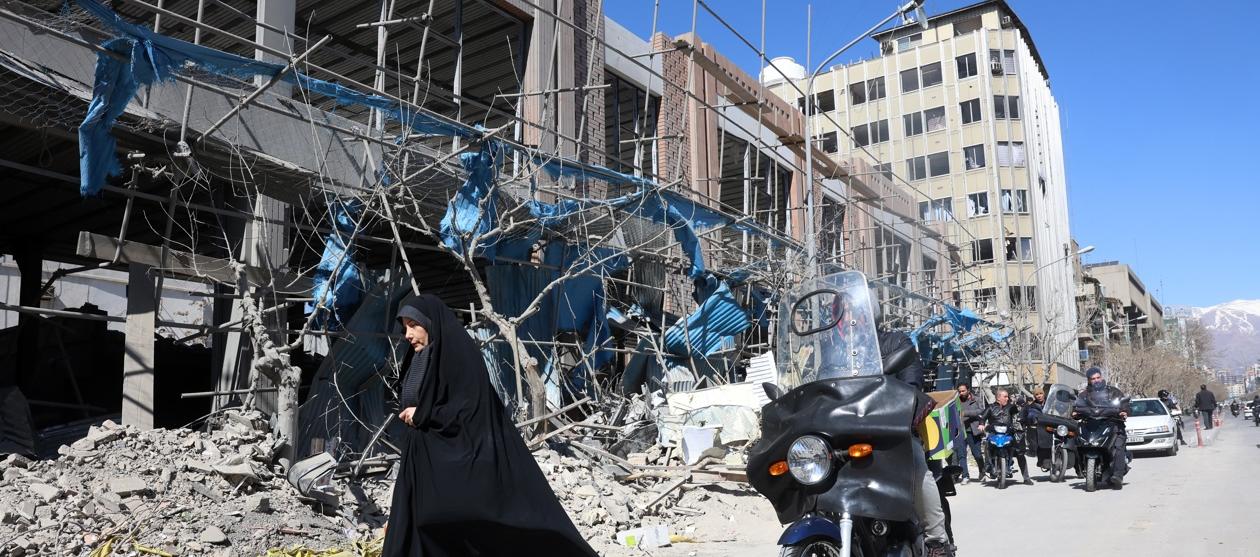 Un edificio dañado por un bombardeo de Israel y EE.UU. en Teherán.