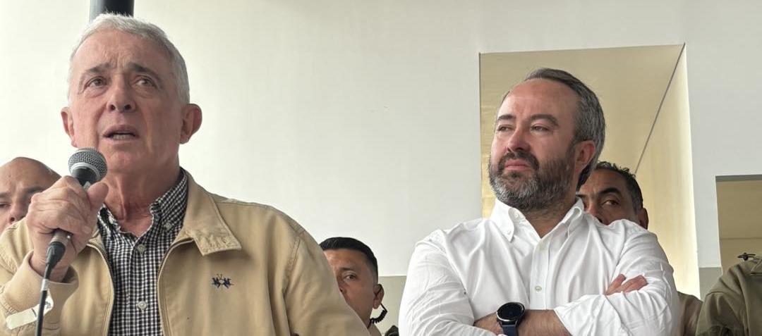 El expresidente Álvaro Uribe Vélez y el senador Ciro Ramírez (derecha).