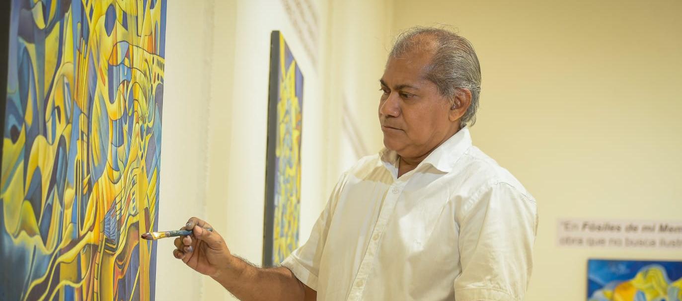 Arlington Suárez con su obra.