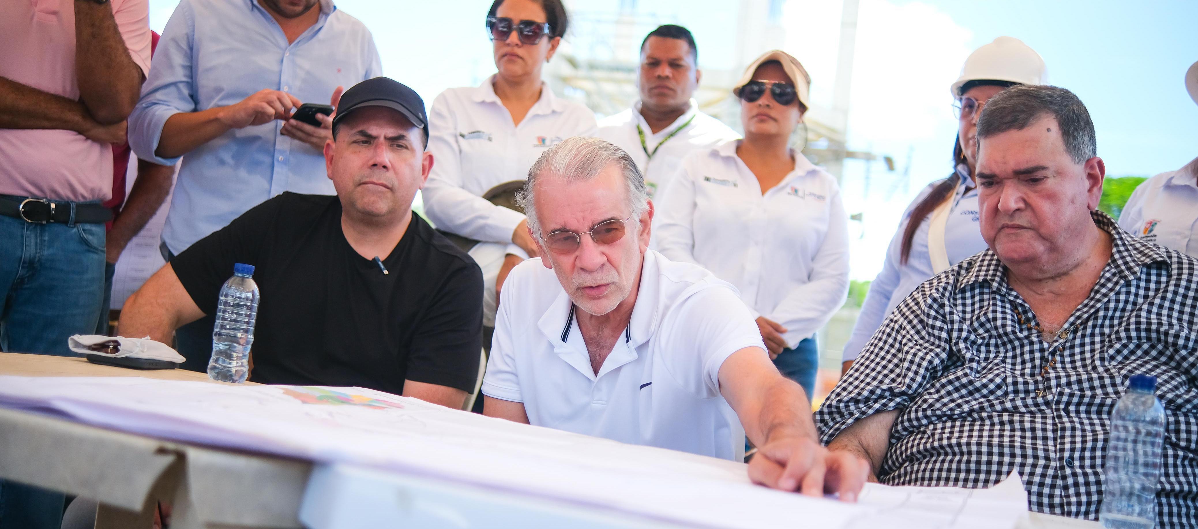 Gobernador Eduardo Verano y autoridades de Sabanalarga entregando balance de obras.