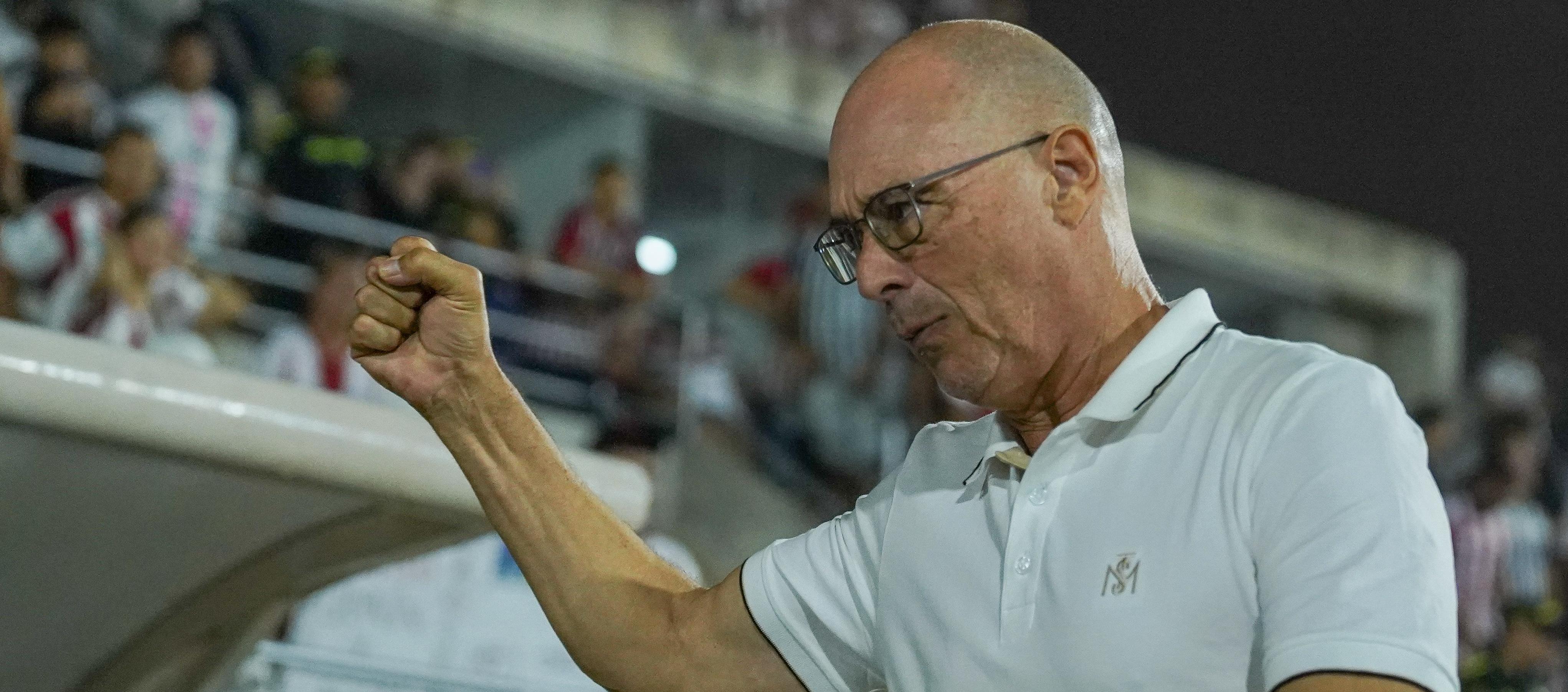 El técnico del Junior, Alfredo Arias, saluda al público antes del partido.