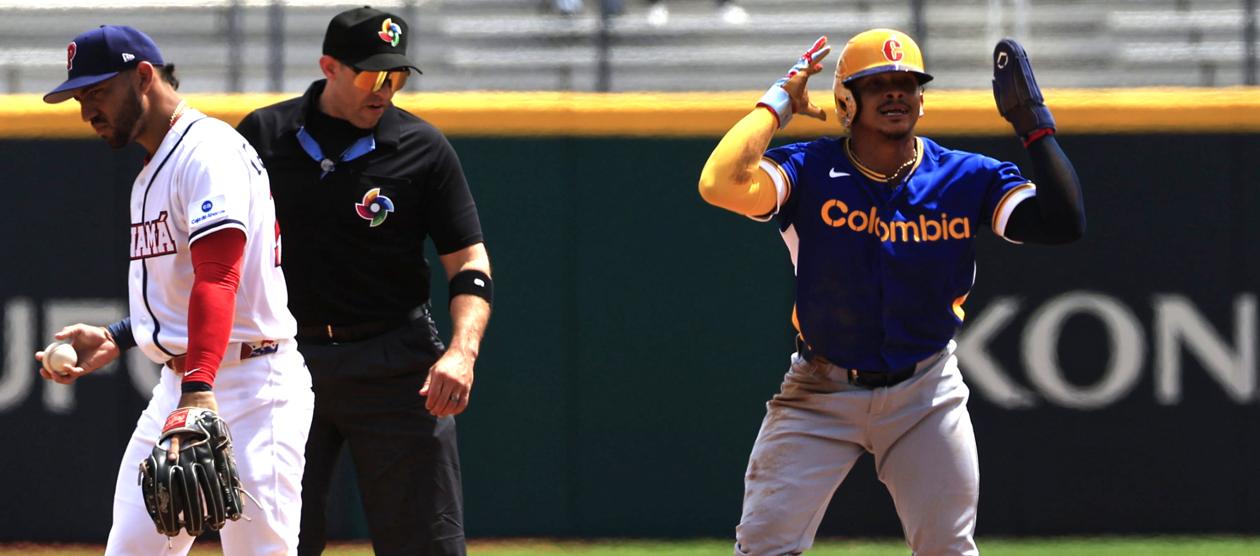 Gustavo Campero celebra tras llegar a salvo a la segunda base. 