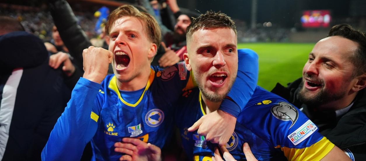 Jugadores de Bosnia y Herzegovina celebran tras eliminar a Italia.