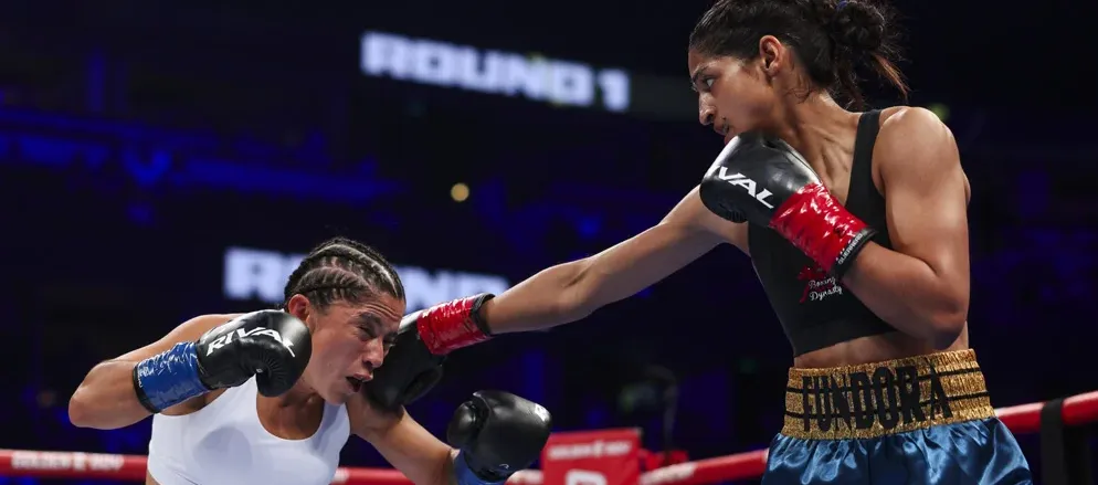 Gabriela Fundora golpea con su jab a la colombiana Viviana Ruiz.