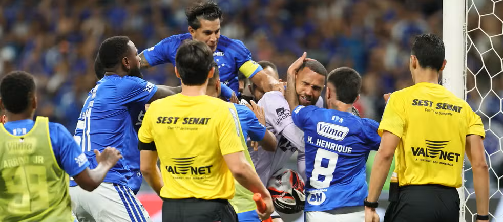 El portero del Atlético Mineiro, Everson, es agredido por jugadores del Cruzeiro.