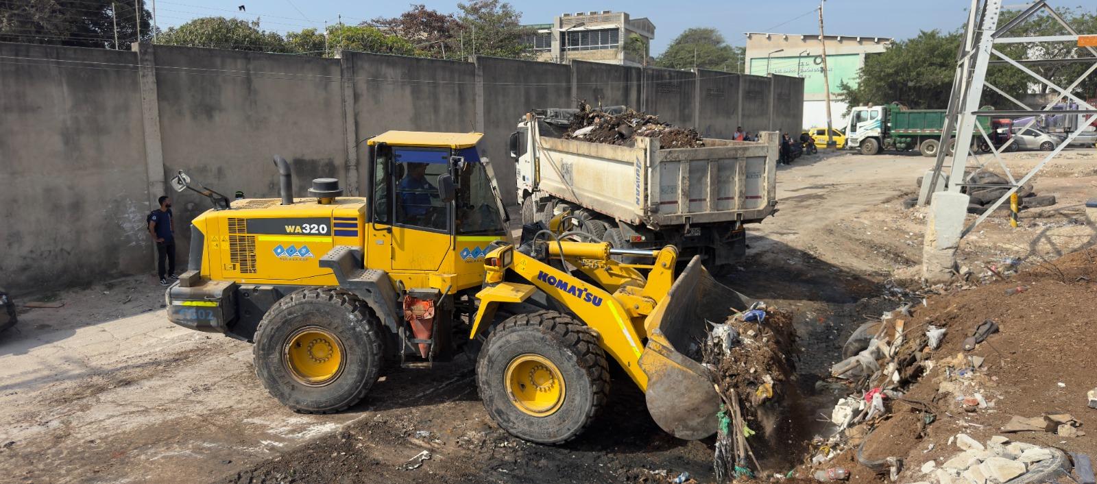  En la intervención se extrajeron neumáticos enterrados durante años y se desmontaron cuatro viviendas improvisadas.