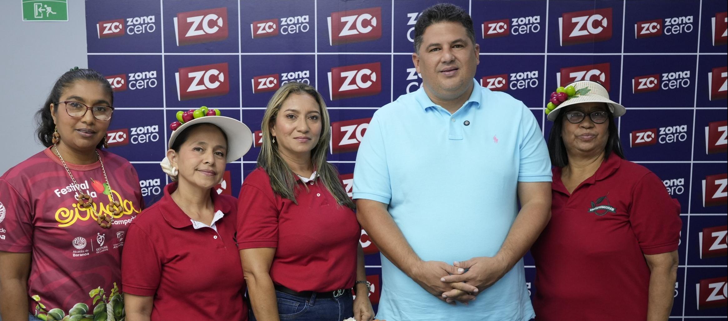 El alcalde Edinson Palma junto a las hacedoras del Festival de la Ciruela de Campeche. 