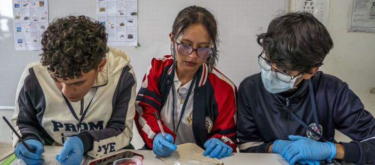 Estudiantes en clase de ciencias