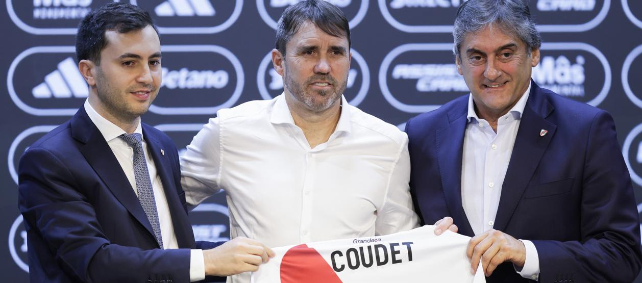 Eduardo Coudet con el presidente de River Plate, Stéfano Di Carlo, y el director deportivo Enzo Francescoli.