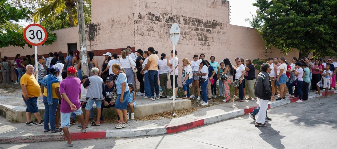 Desde tempranas horas se observan largas filas en las afueras de la Cruzada Social.