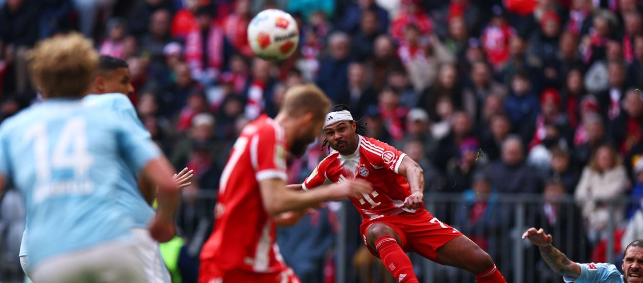 Serge Gnabry, autor de un doblete, remata al pórtico del Union Berlín.