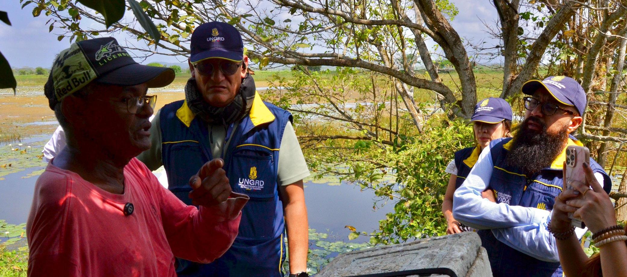 Carlos Carrillo, director de la Ungrd, durante la inspección de jarillones en Córdoba.