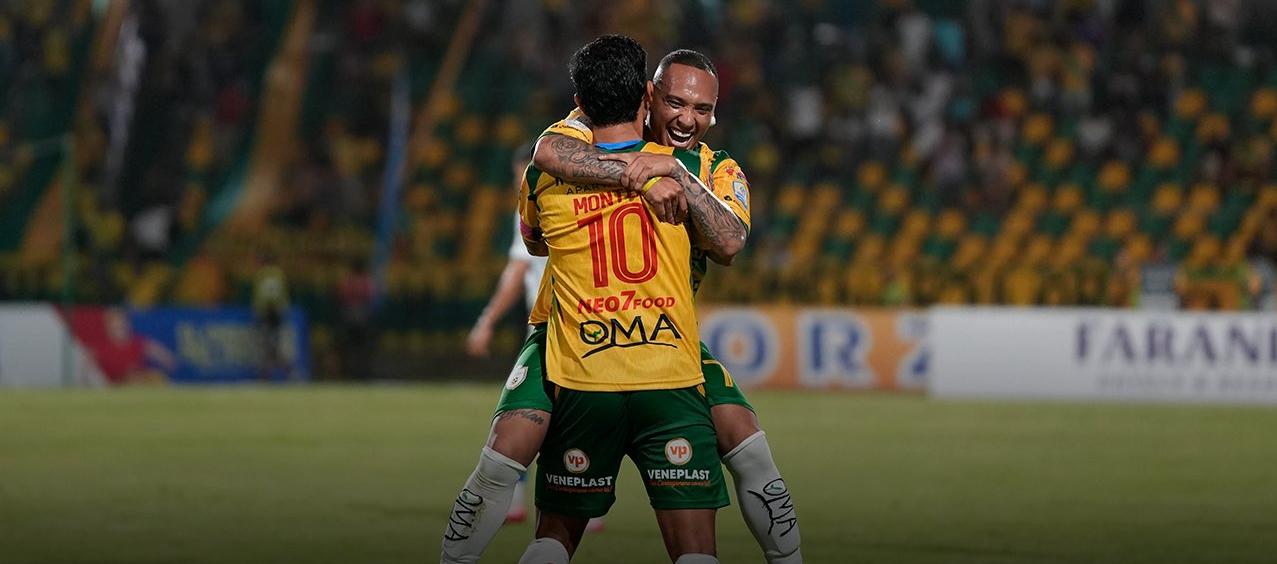 Jarlan Barrera celebra su gol con Fredy Montero.