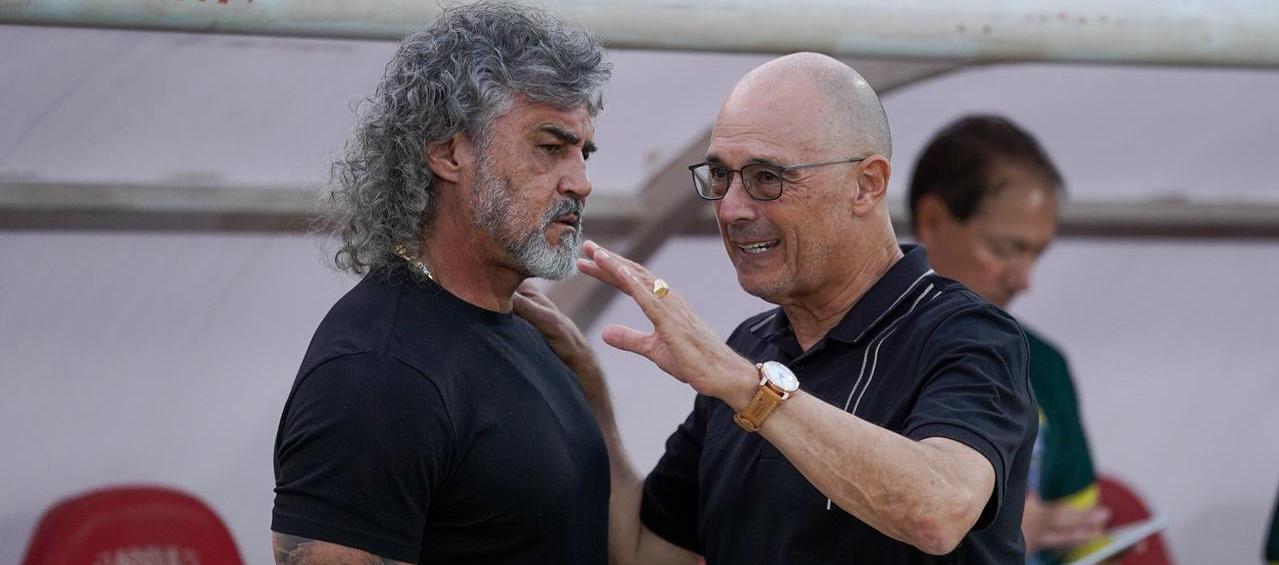 Alfredo Arias, técnico del Junior, dialoga con Leonel Álvarez, timonel del Bucaramanga.