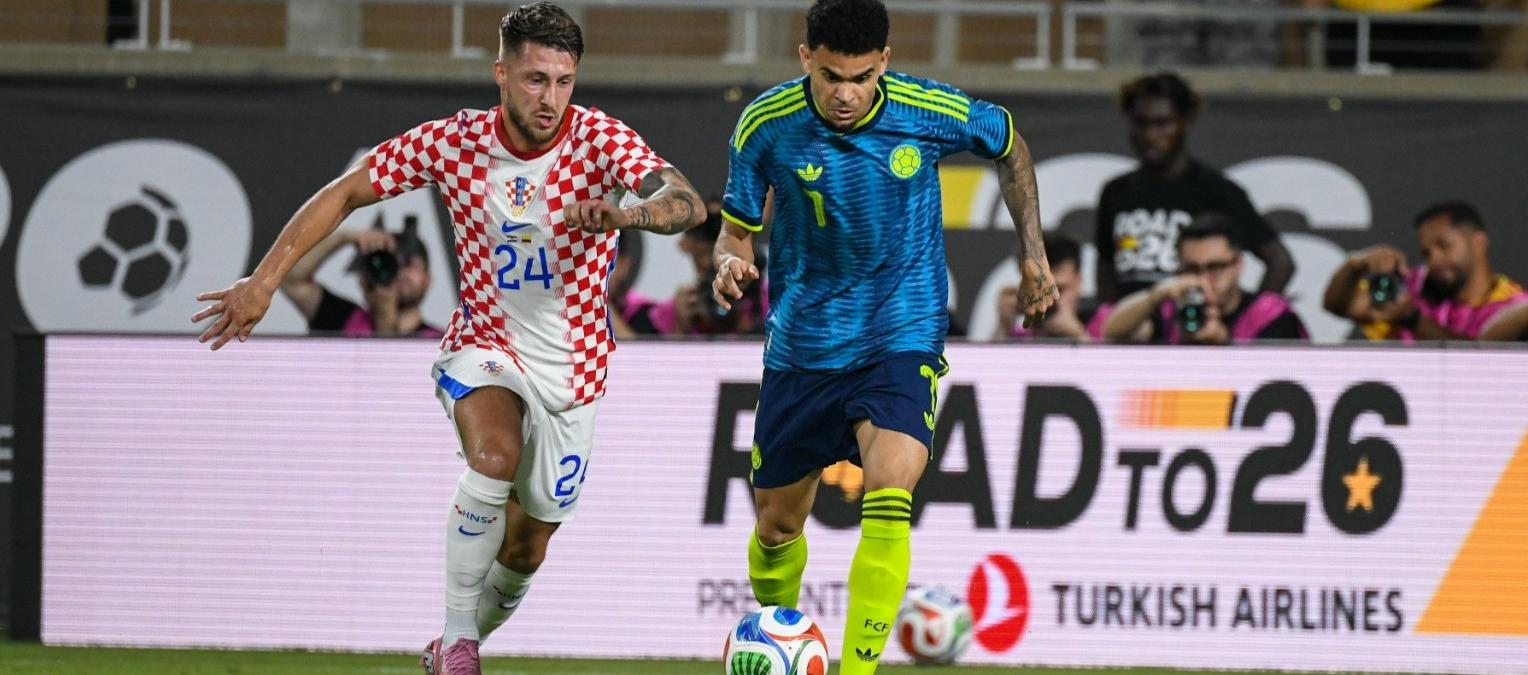 Luis Díaz avanza con la marca del croata Marco Pasalic.