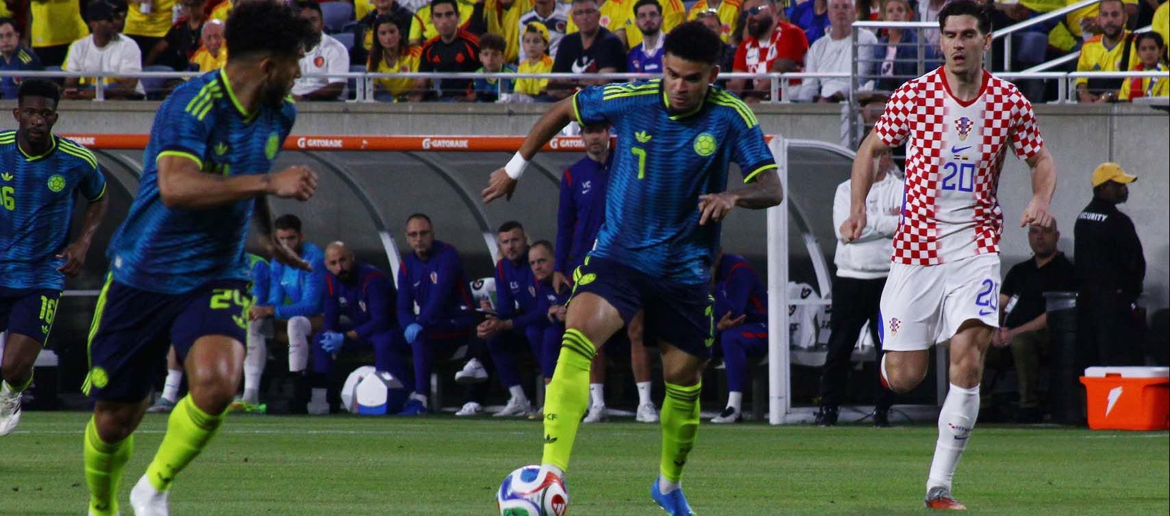 Luis Díaz en un avance hacia la portería de Croacia. 